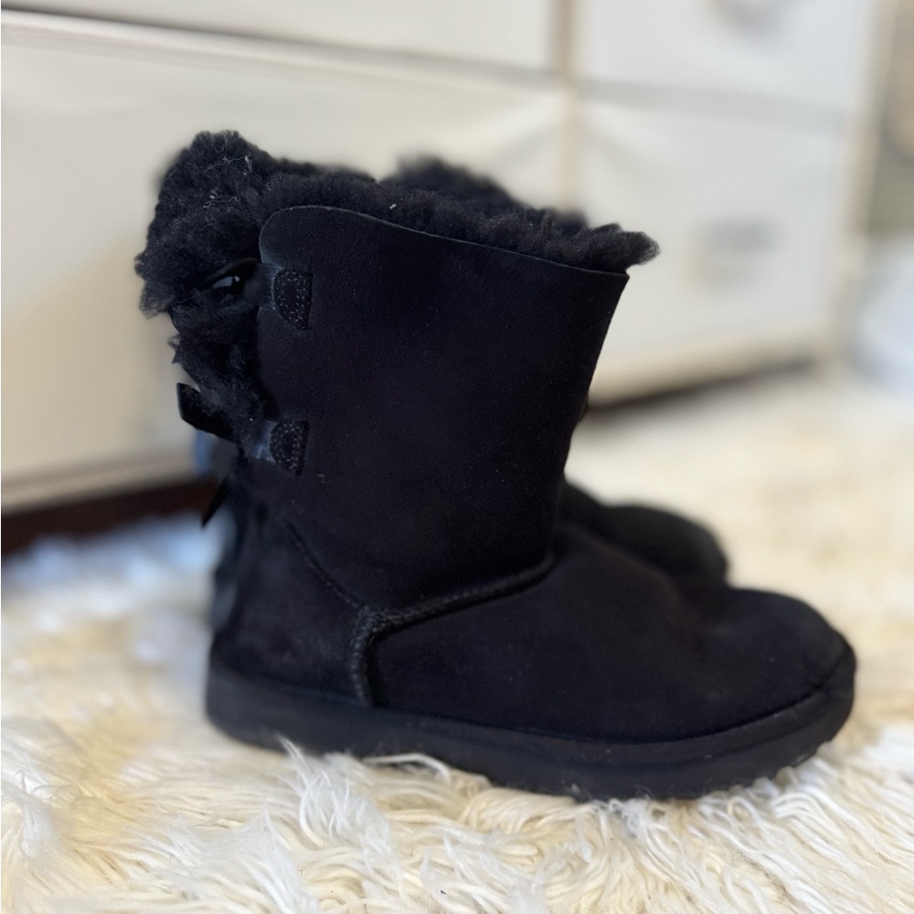 Womens UGG Bailey bow size 9 black boots - Picture 2 of 9